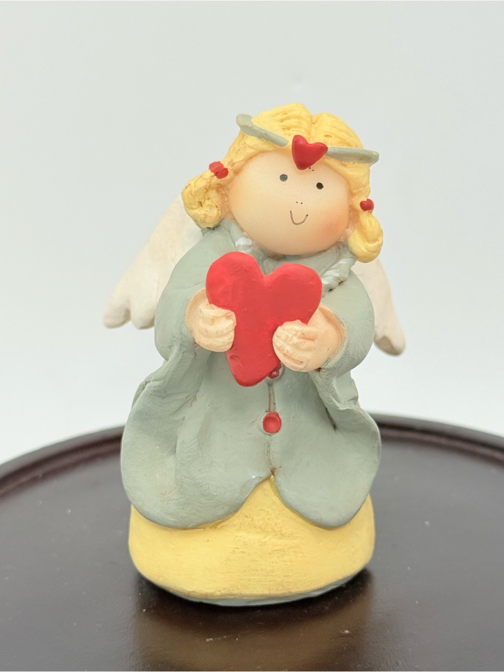 Annekabouke Angel February Figurine 2002 - pale green yellow holding heart